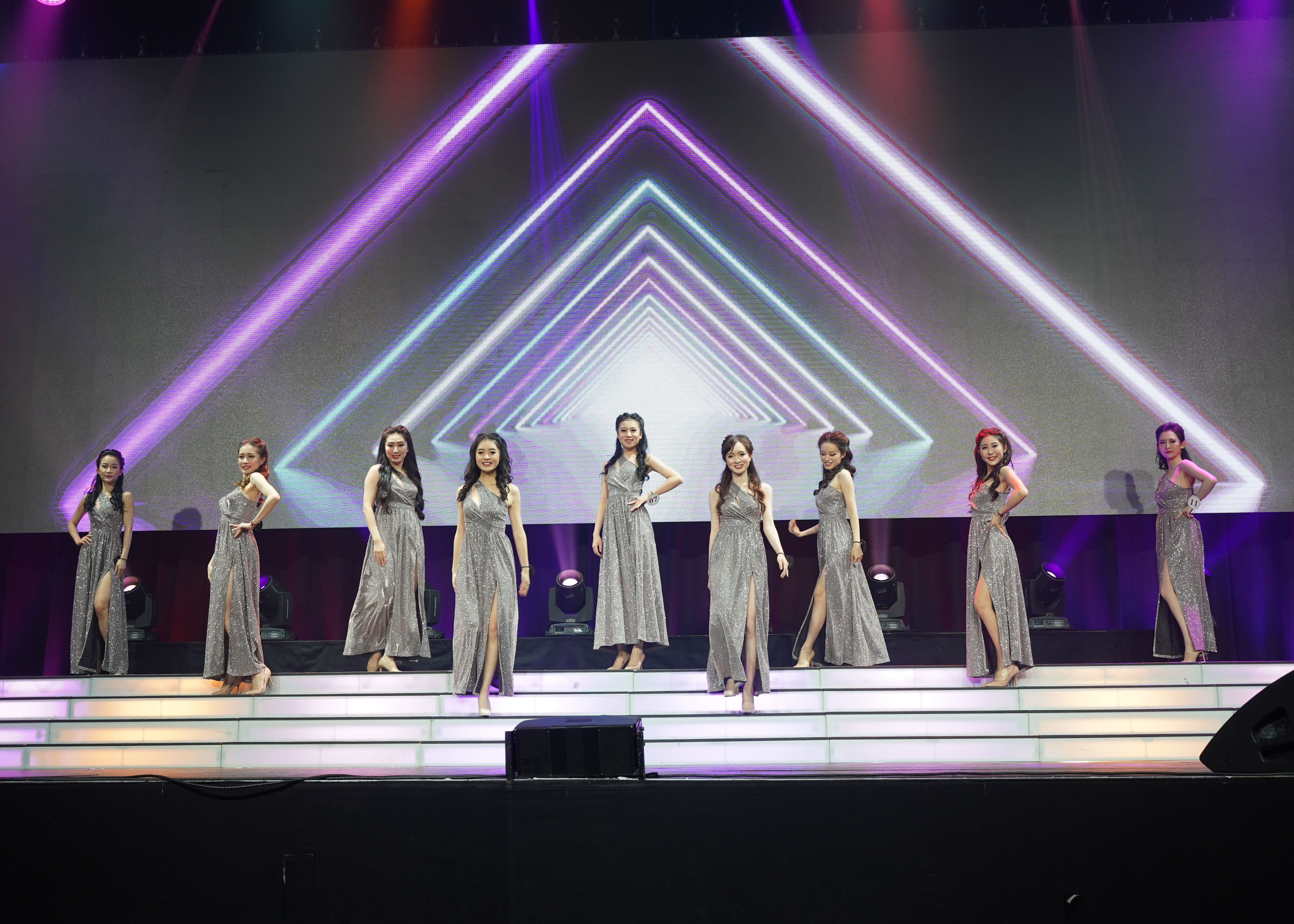 圖2a.一眾佳麗和舞蹈員以活潑的舞姿閃亮登場，揭開序幕，佳麗開始逐一自我介紹.jpg