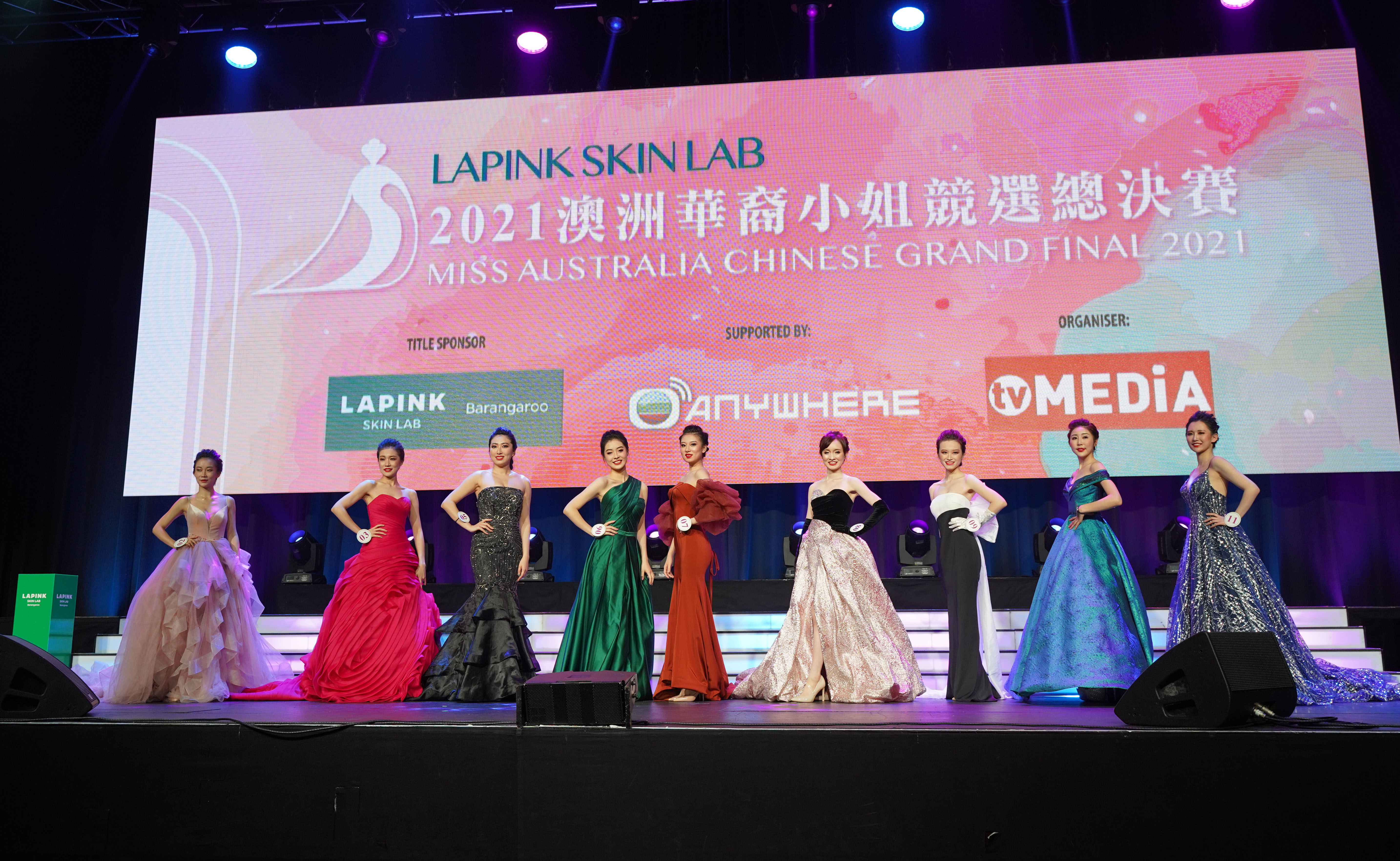 圖8. 佳麗穿著高貴的晚裝，展現優雅的姿態.jpg