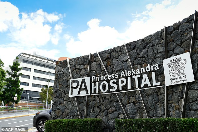 奥克斯利家中的一名 50 多岁男子因坠机飞溅的碎片而受伤，并因胸痛在亚历山德拉公主医院（上图）接受治疗