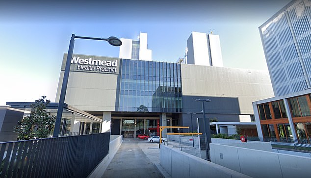 据医院消息人士称，Westmead 管理层被迫在最后一刻做出安排，将精神病患者从拥挤的走廊中转移出去