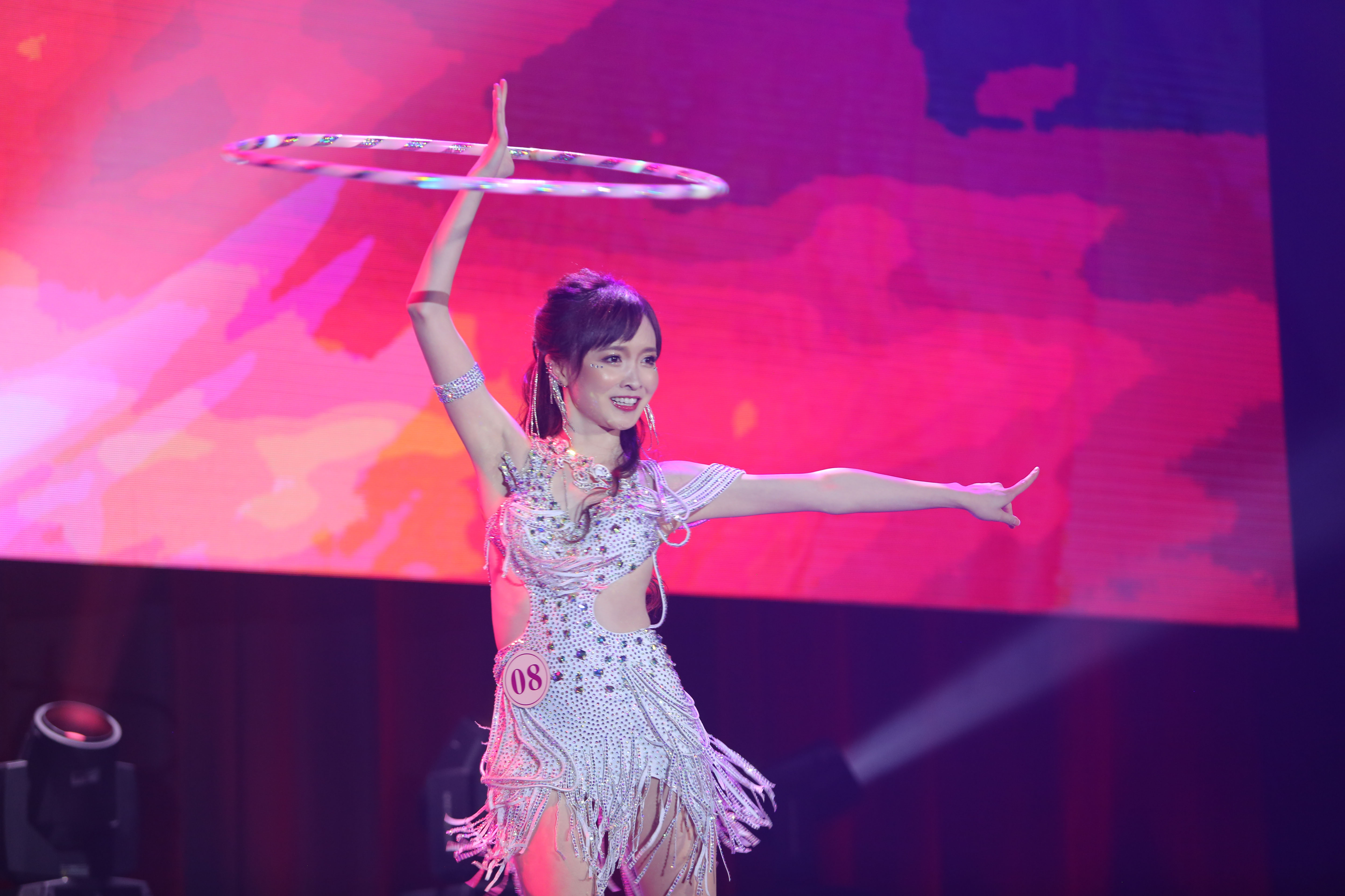 圖6f. 佳麗們分別帶來精彩的才藝表演，贏得觀眾及評委熱烈掌聲.jpg