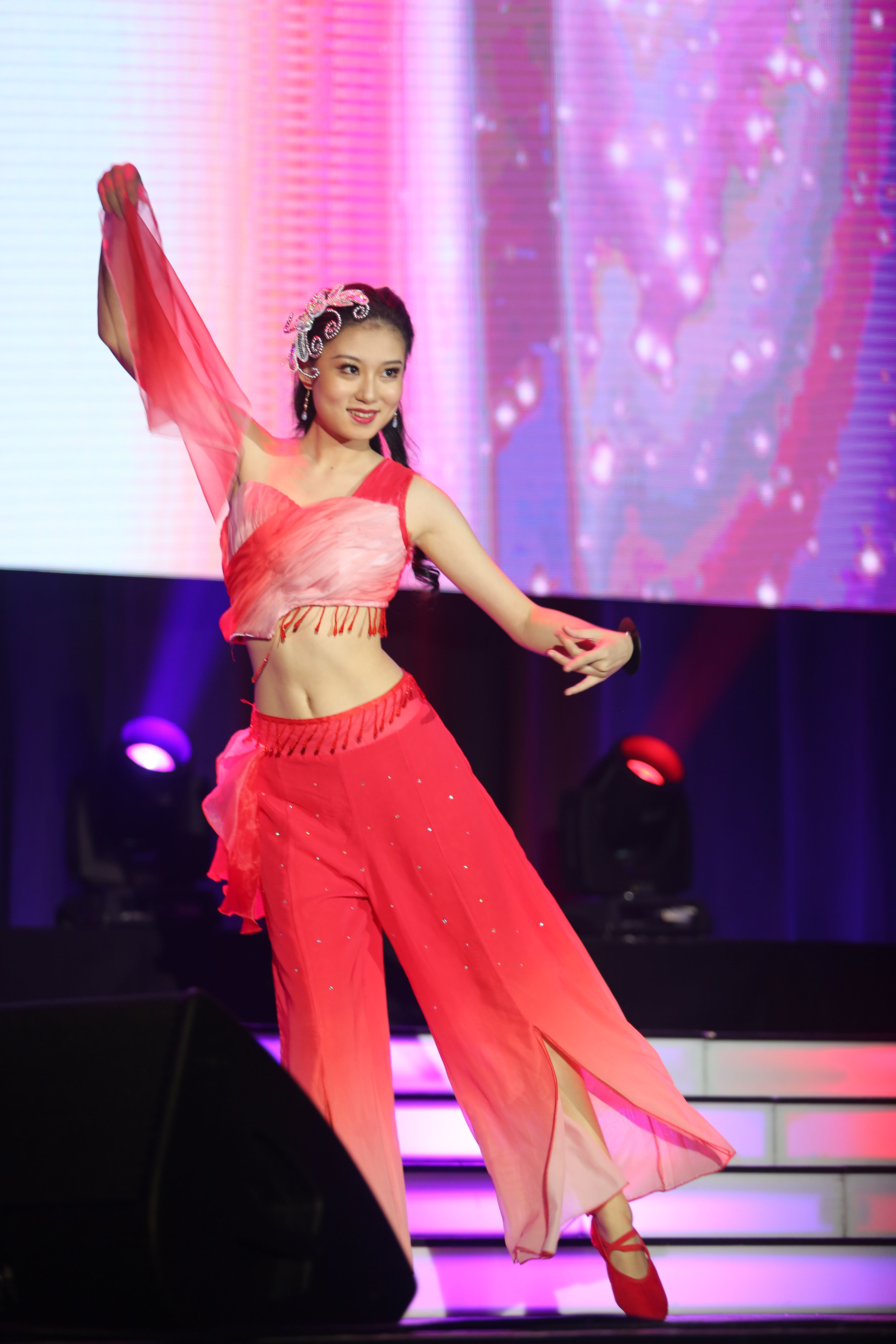 圖6e. 佳麗們分別帶來精彩的才藝表演，贏得觀眾及評委熱烈掌聲.jpg