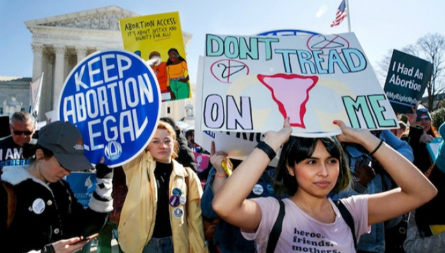 在美国，女性争取堕胎权为何越来越难？ | 界面新闻