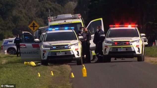 据信，两名男子在墨尔本西南 75 公里处的 Kirkstall 的路边被一辆汽车开枪击倒后死亡（如图，Kirkstall-Koroit Road 的紧急服务部门）
