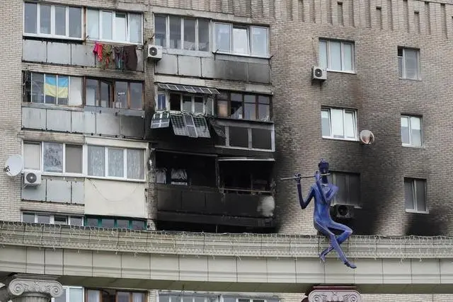 ▲乌克兰基辅州伊尔平市中心，一座受损的居民楼。图/新华社