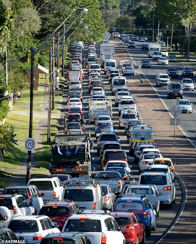 基础设施、城市和交通运输部长 Rob Stokes 重申拥堵和基于距离的通行费仍在考虑中（图为悉尼北部罗斯维尔的汽车）